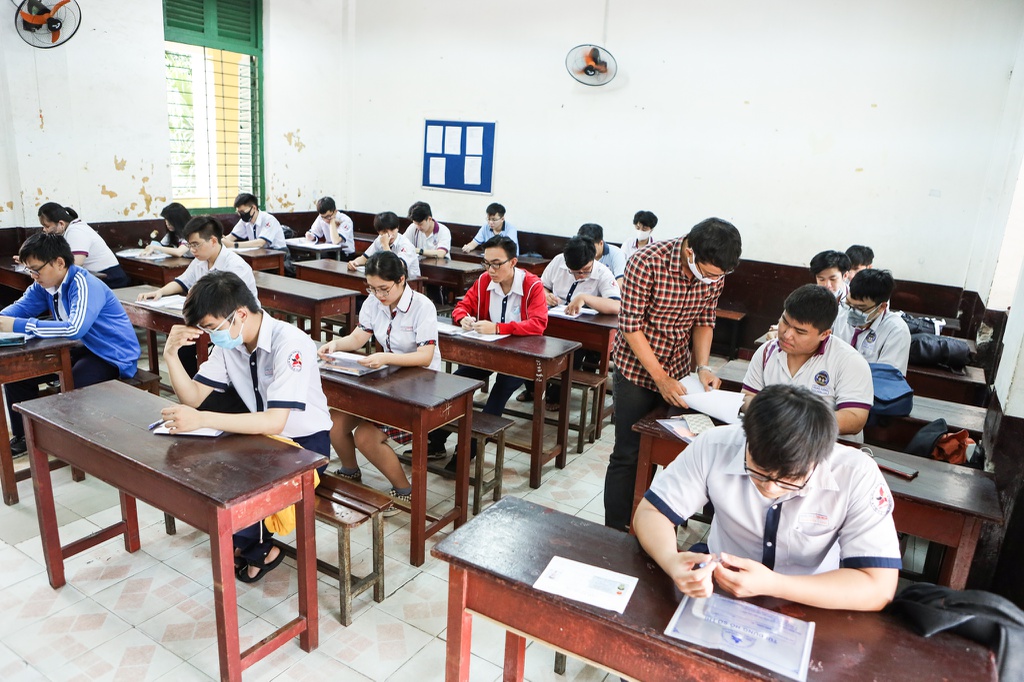 Học sinh TP.HCM đội mưa làm thủ tục thi tốt nghiệp THPT - Hình 2