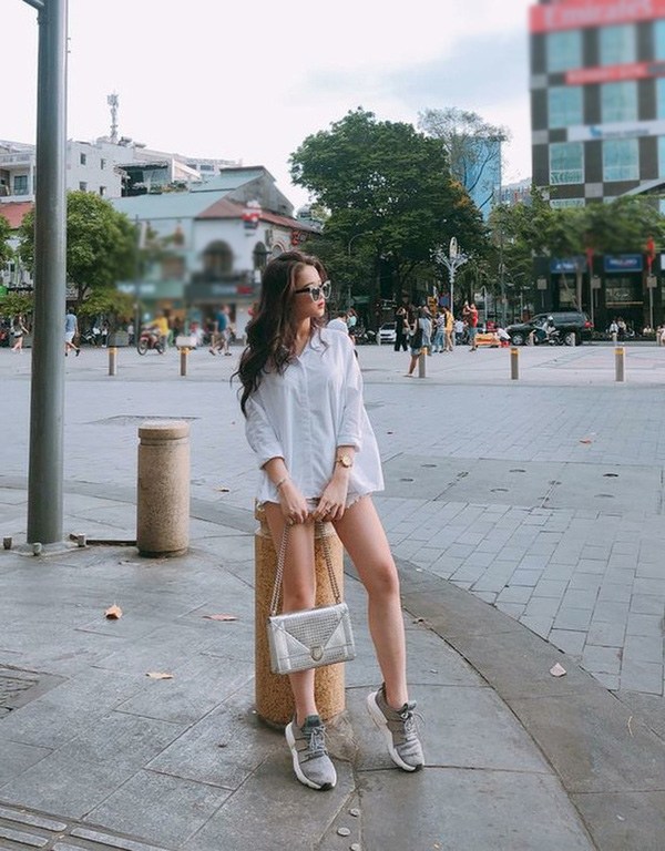 Mặc áo giấu quần, Linh Ka bị hiểu lầm lộ hàng trong khoảnh khắc co chân trước ống kính - Hình 2