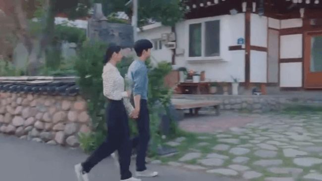 Mặc váy đầm được khen đẹp bao nhiêu nhưng khi diện quần thì Seo Ye Ji lại mất điểm - Hình 3