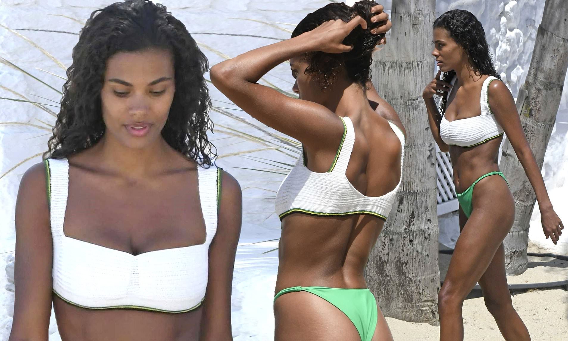 Mẫu 9x Tina Kunakey mặc bikini tôn 3 vòng nảy lửa ở biển - Hình 1