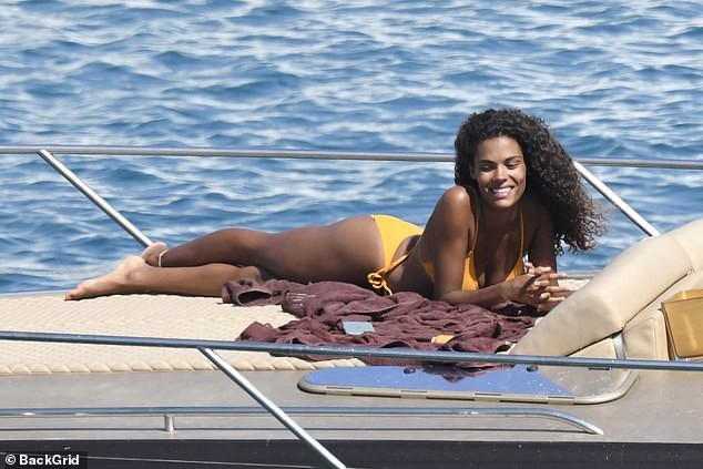 Mẫu 9x Tina Kunakey mặc bikini tôn 3 vòng nảy lửa ở biển - Hình 10