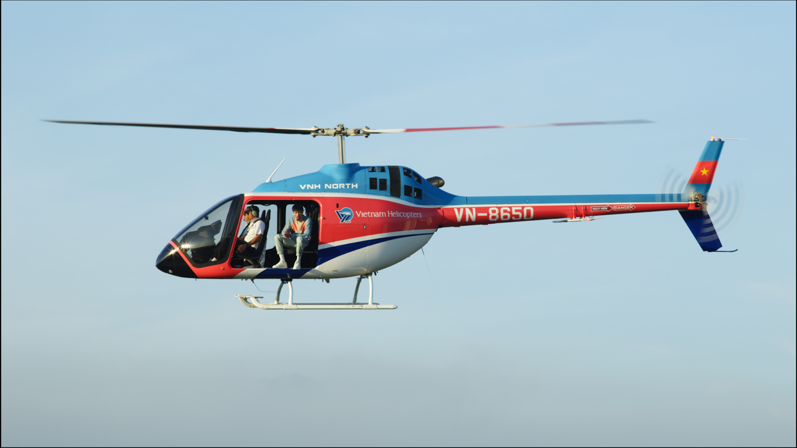MV mới của Đen Vâu sau 24 giờ: Hơn 3,4 triệu view, giữ vị trí Top 2 Trending và hàng loạt trào lưu chế cực hài - Hình 2