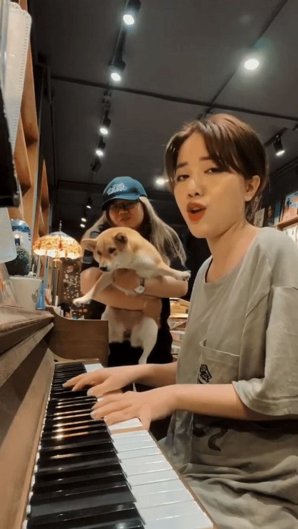 Phùng Khánh Linh hát live Thế giới không anh, fan Taylor Swift được dịp bàn tán rần rần vì điều này - Hình 1