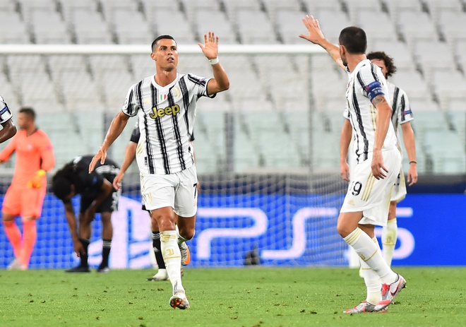 Ronaldo lập cú đúp, Juventus vẫn bị loại sớm ở Champions League - Hình 2