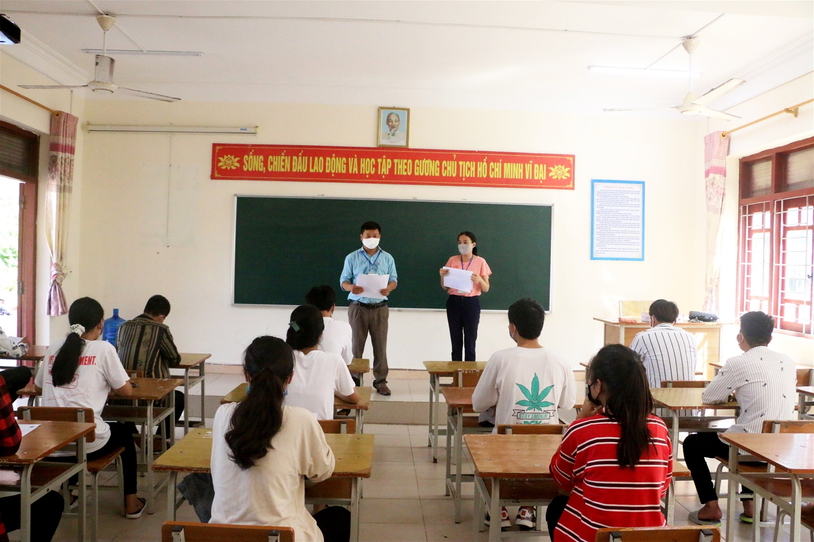 Thầy cô cùng học trò huyện đảo sẵn sàng cho kỳ thi tốt nghiệp THPT - Hình 1