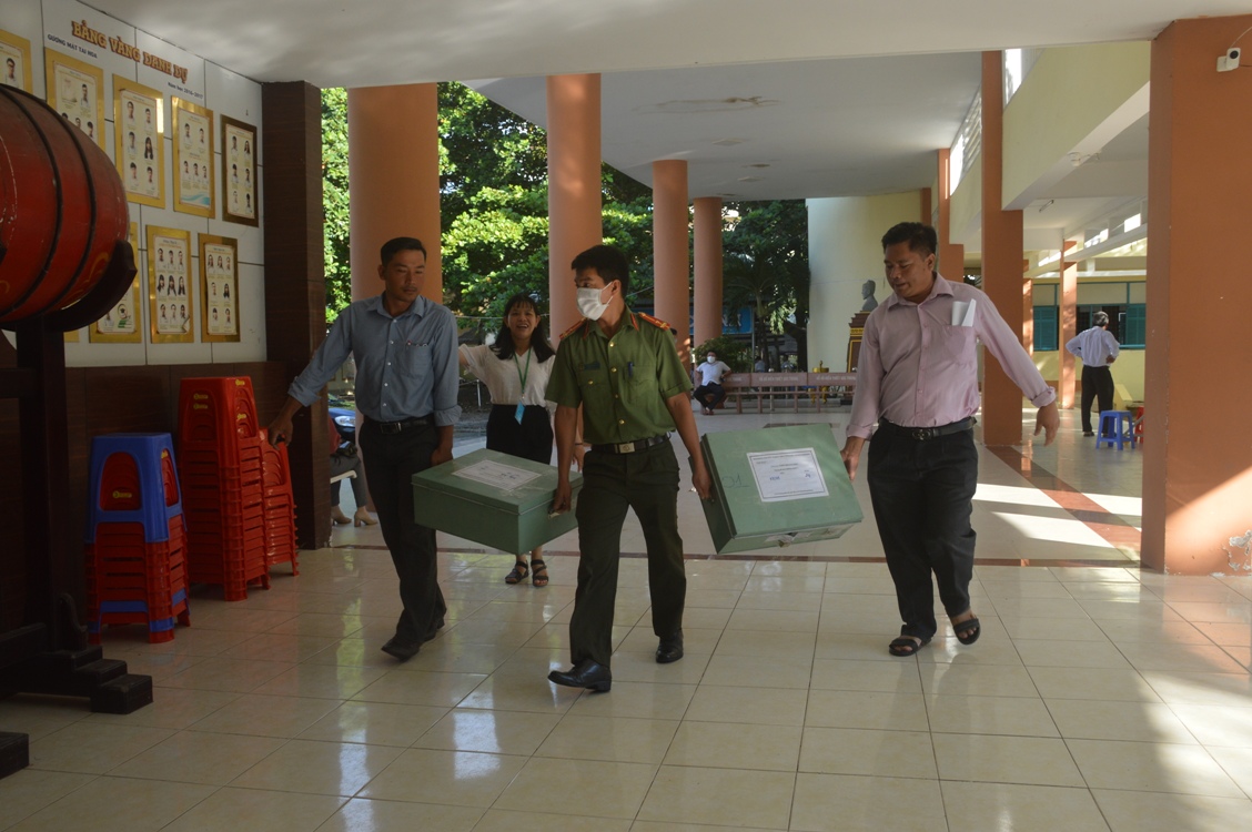 Thường trực Tỉnh ủy trực tiếp thị sát các điểm thi - Hình 3