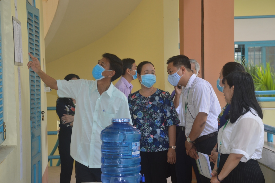 Thường trực Tỉnh ủy trực tiếp thị sát các điểm thi - Hình 1