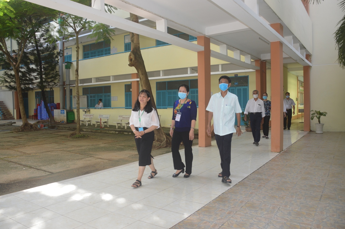 Thường trực Tỉnh ủy trực tiếp thị sát các điểm thi - Hình 4