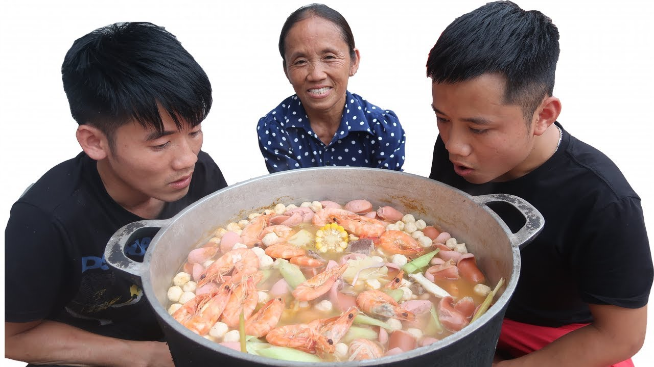Bà Tân Vlog cùng con trai và những video triệu views gây tranh cãi - Hình 1