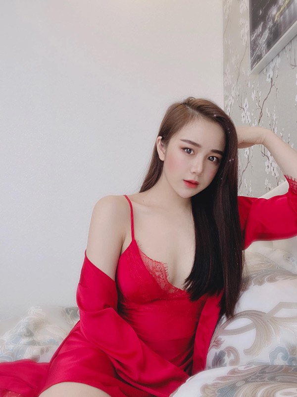 Hot Girl Đá Đểu Chi Pu Mê Diện Váy Ngủ, Khoe Vòng Một Ngồn Ngộn Trên Mạng  Xã Hội - Netizen - Việt Giải Trí