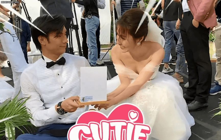 Lộ clip Diễm My tặng quà đồng nghiệp Tình yêu và tham vọng nhưng fan chỉ soi hình ảnh lạnh lùng ngồi 1 góc và biểu cảm ngượng ngùng của Nhan Phúc Vinh - Hình 2