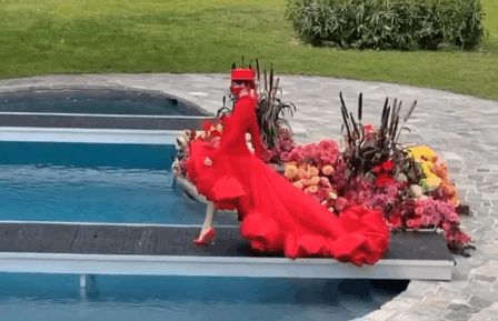 Siêu mẫu Coco Rocha đang catwalk bỗng... lội xuống bể bơi, nể nhất là chị còn đang mang bầu 7 tháng - Hình 2