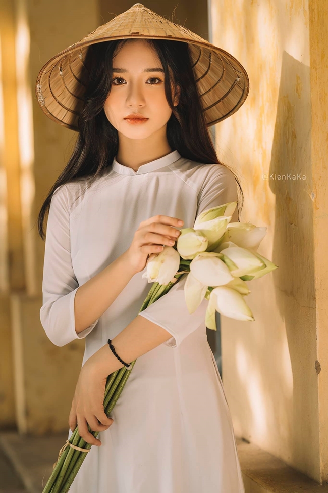 Thiếu nữ Việt nổi như cồn khi mặc áo dài không bó chẽn vẫn đẹp và gợi cảm - Hình 8