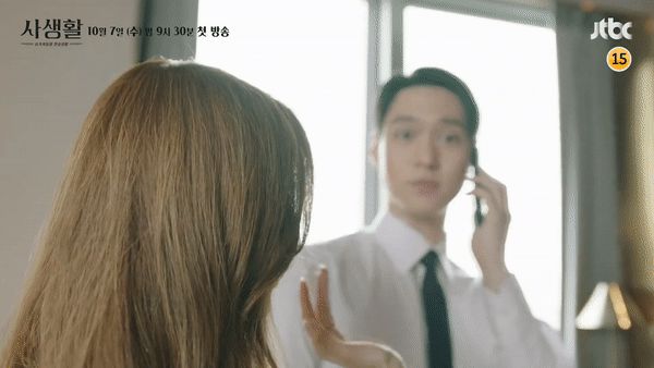 Go Kyung Pyo đang nghe điện thoại vẫn hôn vội lên tóc Seohyun như vợ chồng son ở teaser Private Life - Hình 1