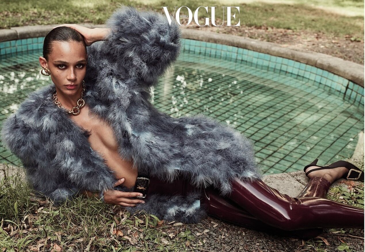 Siêu mẫu nóng bỏng nhất nước Mỹ chụp ngực trần trên Vogue - Hình 11