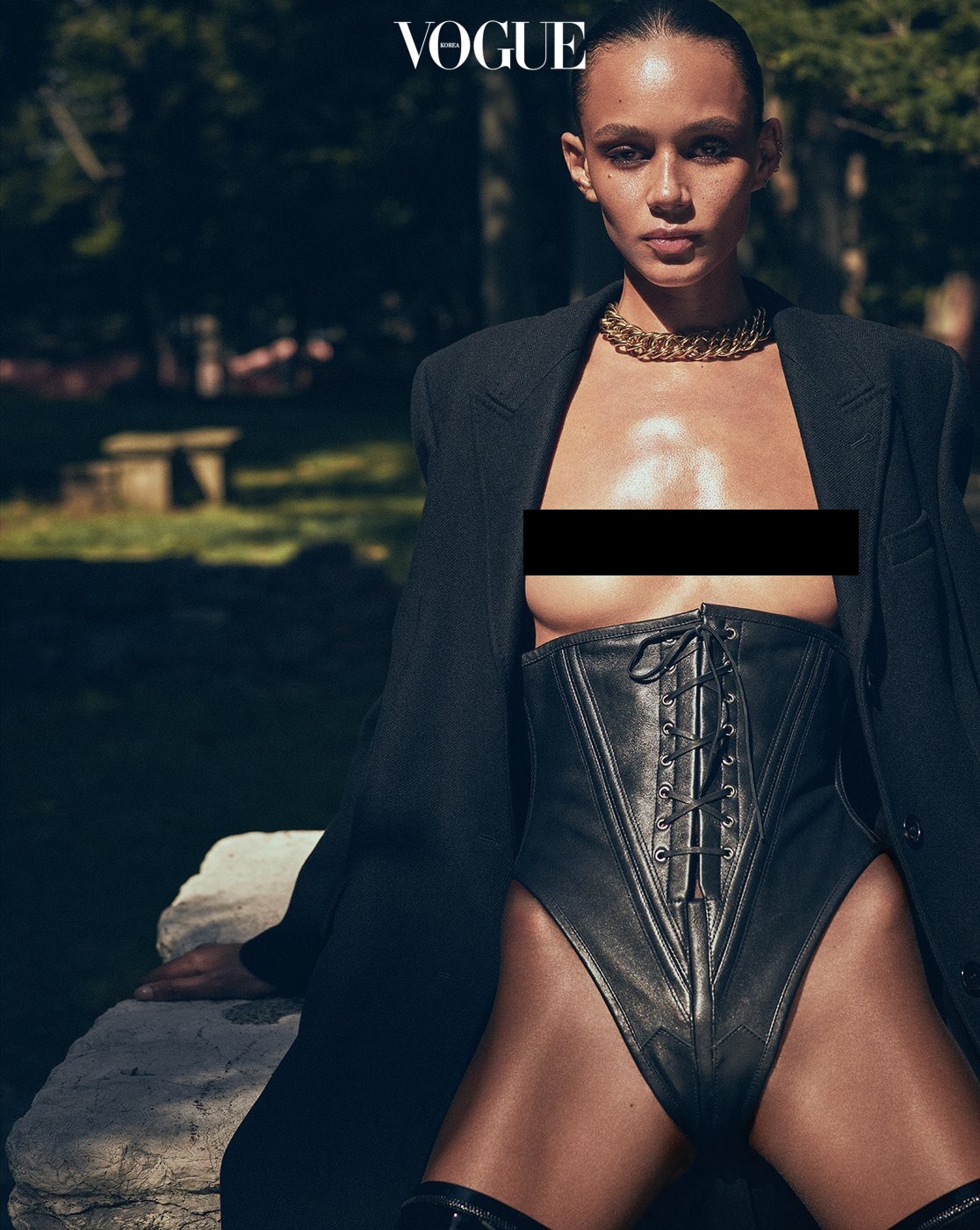 Siêu mẫu nóng bỏng nhất nước Mỹ chụp ngực trần trên Vogue - Hình 4