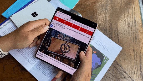 Samsung Galaxy Z Fold2 vs. Microsoft Surface Duo: Cuộc chiến giữa hai gã smartphone dị biệt - Hình 21