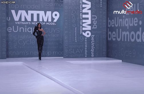 Vietnams Next Top Model: Sốc với loạt thí sinh đi guốc cao 35cm, đang catwalk lại ngã ngửa ra sàn - Hình 4