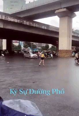 Clip: Cô gái đội mũ bảo hiểm, dừng xe đạp để... đi đường quyền giữa ngã tư Khuất Duy Tiến khiến nhiều người hoang mang - Hình 1