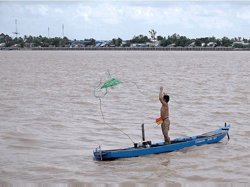 Dị nhân ở tỉnh An Giang 20 năm dùng tay không bắt cá tôm dưới đáy sông - Hình 2