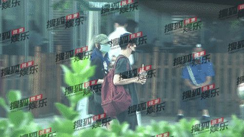 Triệu Vy ngày càng lộ liễu, bị paparazzi tóm sống cảnh đưa trai trẻ về nhà riêng, tiếp tục hẹn hò tại nhà hàng - Hình 9