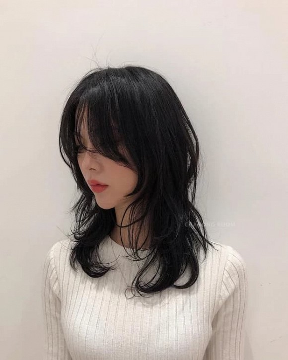 Kiểu tóc layer Hàn Quốc nữ không chỉ là một trào lưu thời trang mà còn mang đến nét đẹp trang nhã và gợi cảm. Nếu bạn đang tìm kiếm một kiểu tóc dễ thương, trẻ trung và đặc biệt là dễ tạo kiểu thì đừng bỏ qua kiểu tóc này. Hãy xem hình liên quan để được ngắm nhìn những mẫu tóc layer đẹp và ấn tượng.