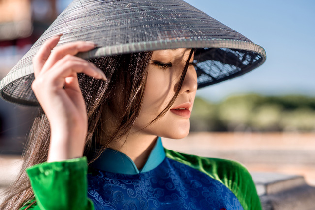 Mỹ nhân có mái tóc đẹp nhất Hoa hậu Việt Nam 2016 tái xuất với áo dài hoa sen - Hình 4