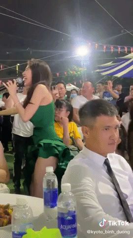 Công Vinh lộ clip mặt đơ không cảm xúc khi vợ ăn diện sexy biểu diễn, Thuỷ Tiên đăng hẳn status reaction ngay và luôn - Hình 2