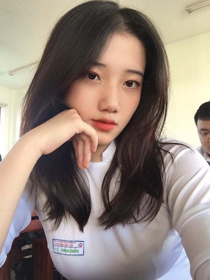 Dàn hot girl Việt nổi bật trong tà áo dài đặc sản mùa tựu trường - Hình 14
