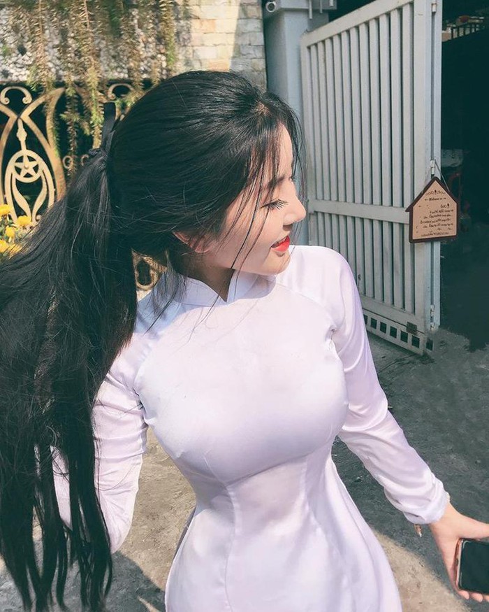 Dàn hot girl Việt nổi bật trong tà áo dài đặc sản mùa tựu trường - Hình 1