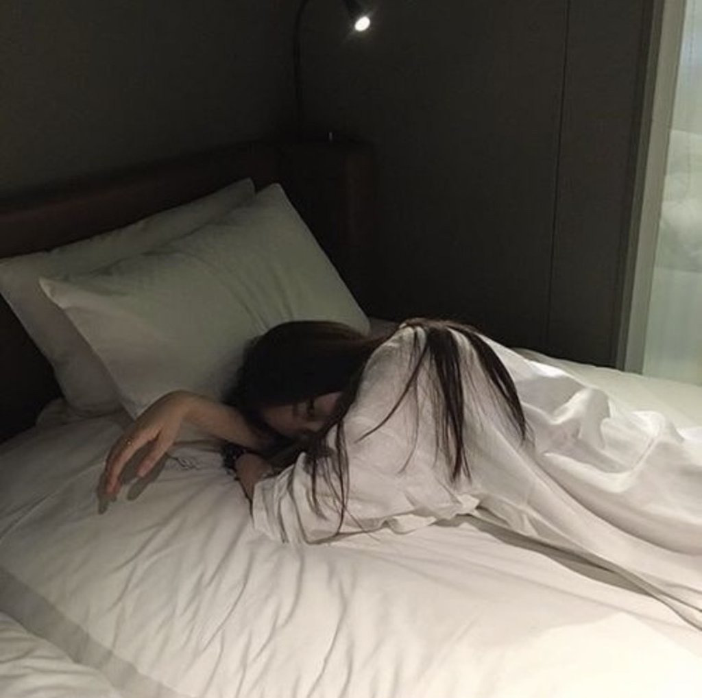 4 tư thế ngủ có thể âm thầm gây hại cho sức khỏe nhưng nhiều người vẫn ngủ theo cách đó mỗi ngày - Hình 1