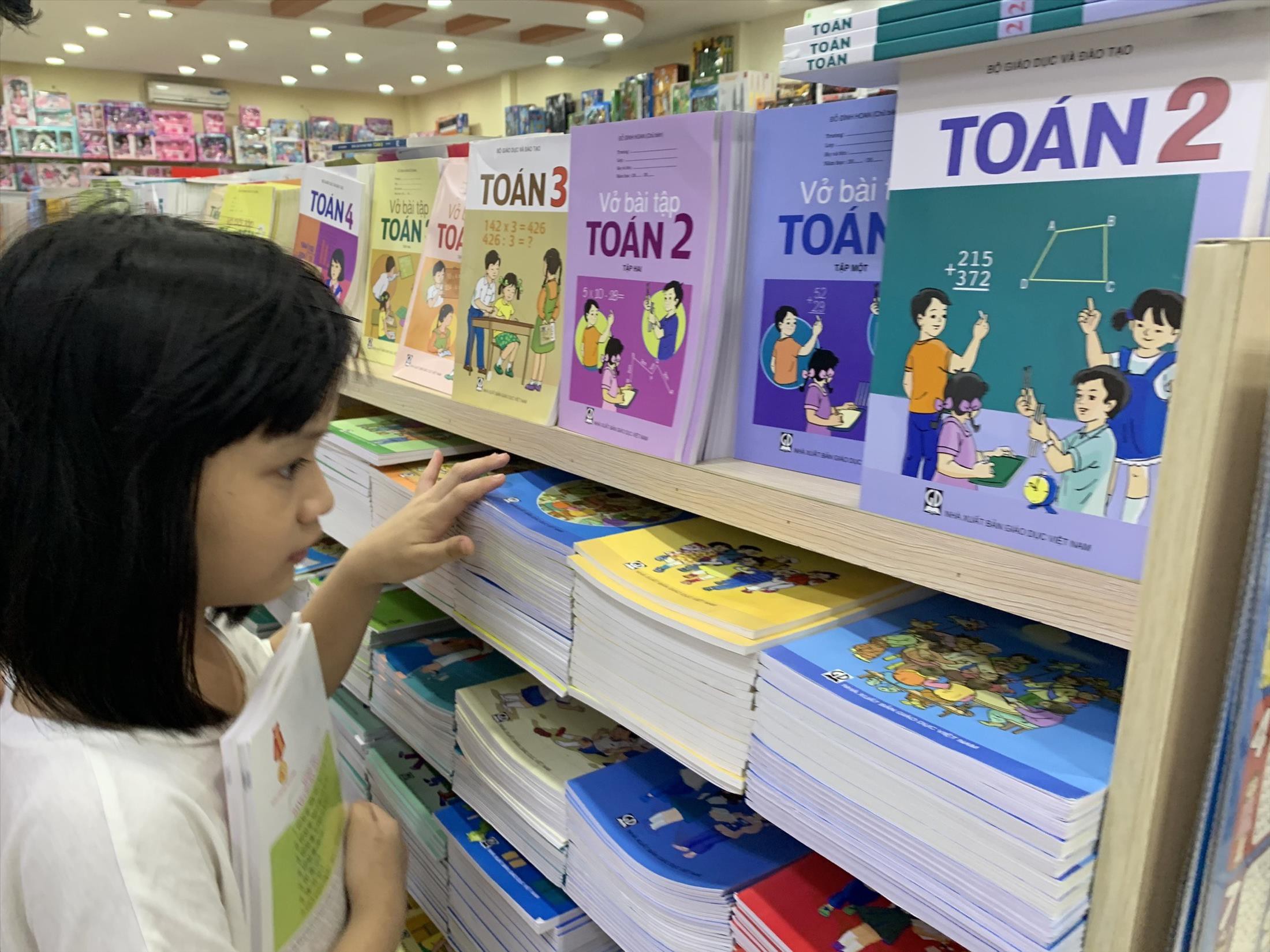 Ai định giá sách giáo khoa? - Hình 1
