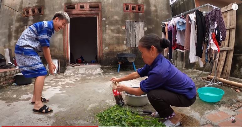 CĐM tranh cãi gay gắt, kêu gọi tẩy chay gia đình Bà Tân Vlog vì loạt clip 'nghèo' ý tưởng, phí phạm thức ăn - Hình 5