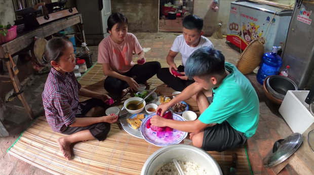 CĐM tranh cãi gay gắt, kêu gọi tẩy chay gia đình Bà Tân Vlog vì loạt clip 'nghèo' ý tưởng, phí phạm thức ăn - Hình 12