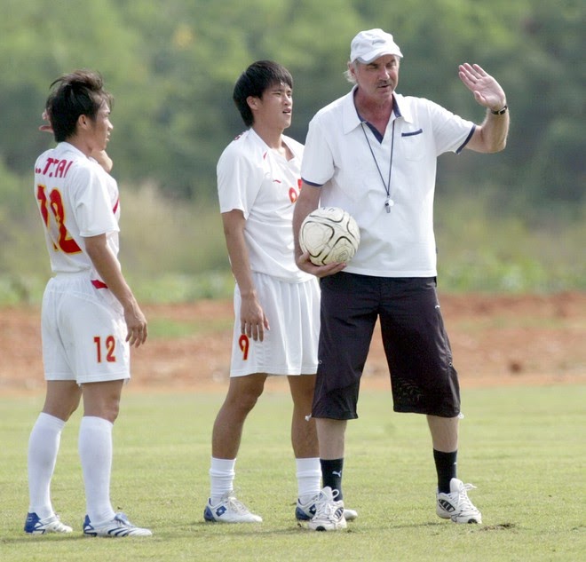 Công Vinh dừng bữa cơm gia đình, nghẹn ngào khi nhận tin buồn: Tôi Sốc khi ông Alfred Riedl qua đời - Hình 3