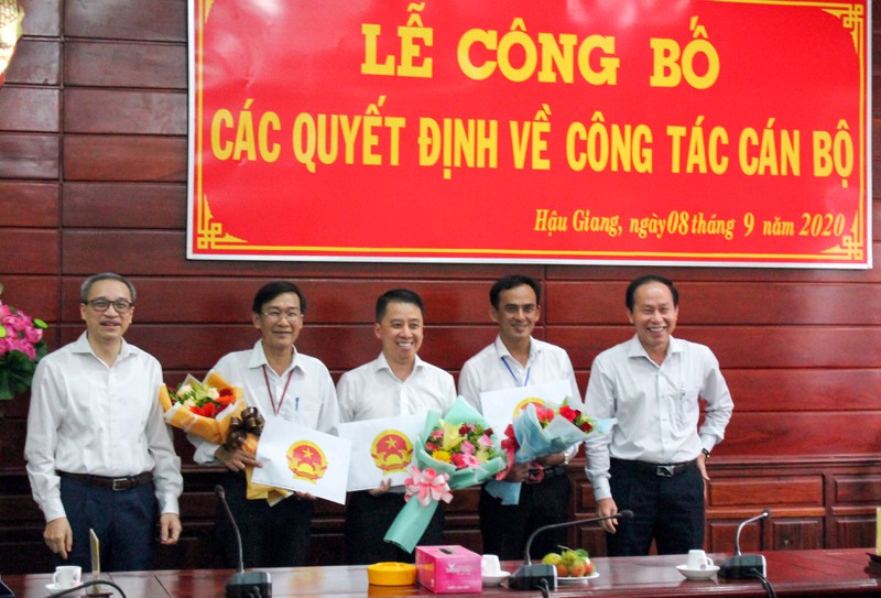 Hậu Giang trao các quyết định về công tác cán bộ - Hình 2