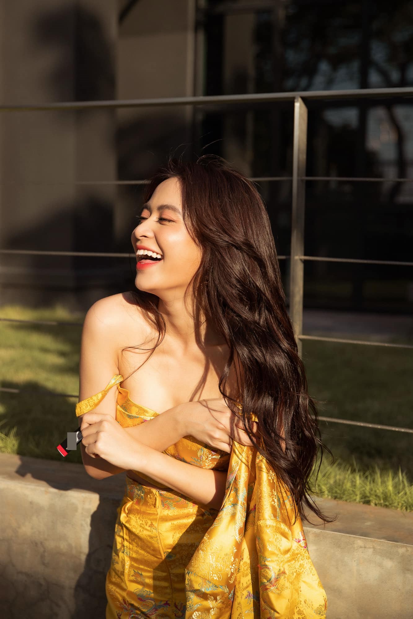 Hoàng Thùy Linh diện váy áo buông lơi vòng 1, dây áo trễ như sắp rơi - Hình 1