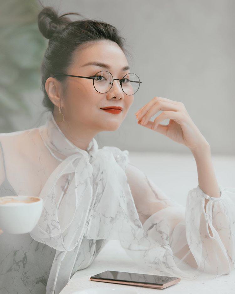 Học Thanh Hằng cách diện đồ công sở theo phong cách bánh bèo - Hình 1