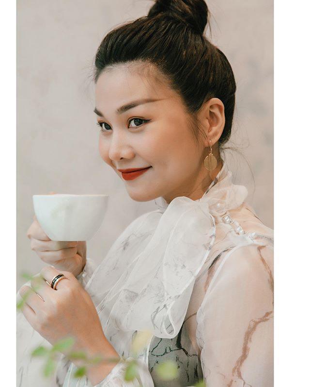 Học Thanh Hằng cách diện đồ công sở theo phong cách bánh bèo - Hình 2