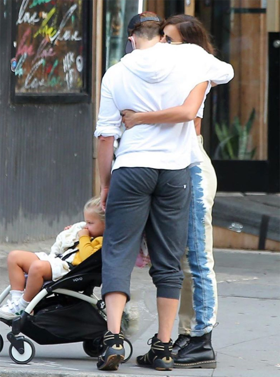 Irina Shayk và Bradley Cooper ôm nhau thân mật - Hình 1