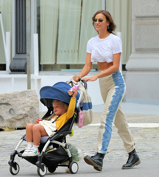 Irina Shayk và Bradley Cooper ôm nhau thân mật - Hình 6