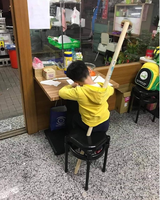 Năm học mới vừa bắt đầu được 3 ngày nhưng phụ huynh đã rần rần chia sẻ chùm ảnh này và kêu cứu: Ai kèm con học hộ tôi với, mệt mỏi lắm rồi! - Hình 11