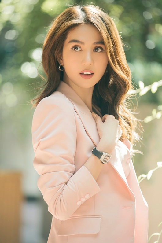 Ngọc Trinh diện cây hồng đi chúc mừng Hương Giang nhưng đồng hồ hơn 4 tỷ mới là tâm điểm - Hình 6