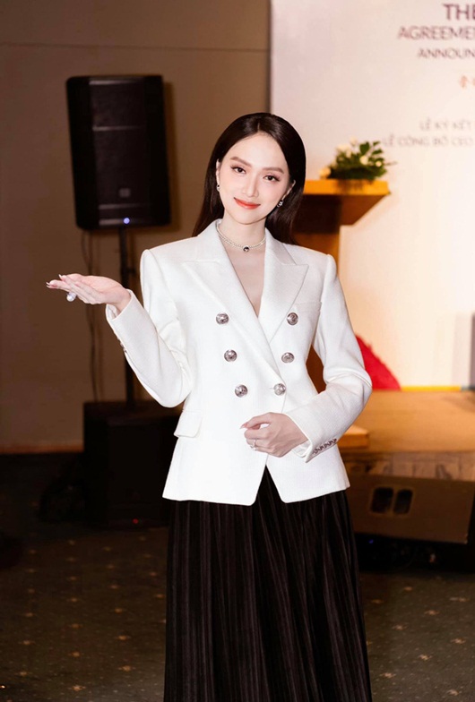 Ngọc Trinh diện cây hồng đi chúc mừng Hương Giang nhưng đồng hồ hơn 4 tỷ mới là tâm điểm - Hình 1