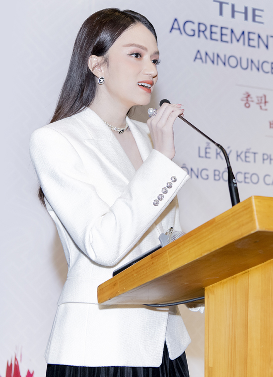 Ngọc Trinh mừng Hương Giang nhận chức CEO - Hình 4