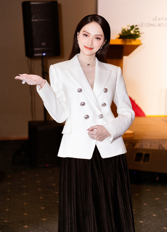 Ngọc Trinh mừng Hương Giang nhận chức CEO - Hình 1