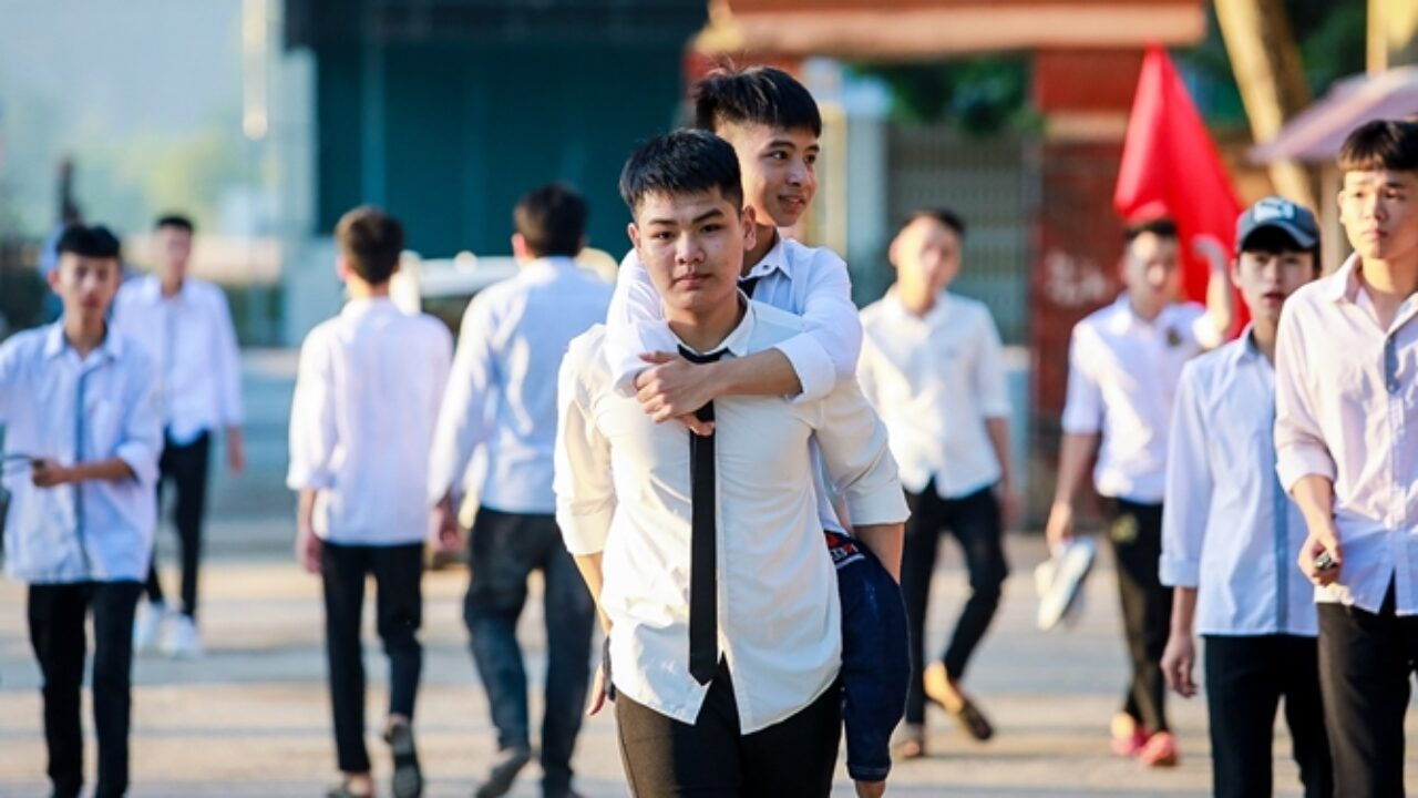 Nguyện làm Đôi chânsuốt 10 năm cõng bạn khuyết tật đến trường - cổ tích giữa đời thường - Hình 1