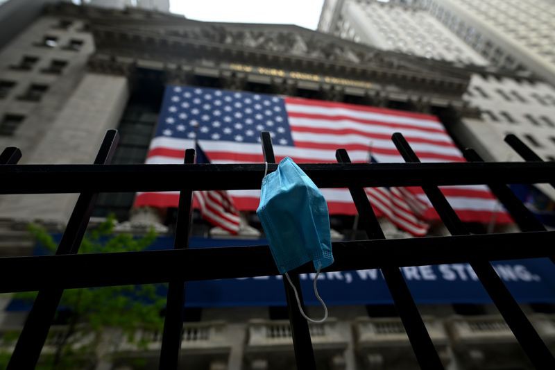 Nhà đầu tư đồng loạt bán mạnh cổ phiếu công nghệ, Dow Jones sụt hơn 600 điểm - Hình 1