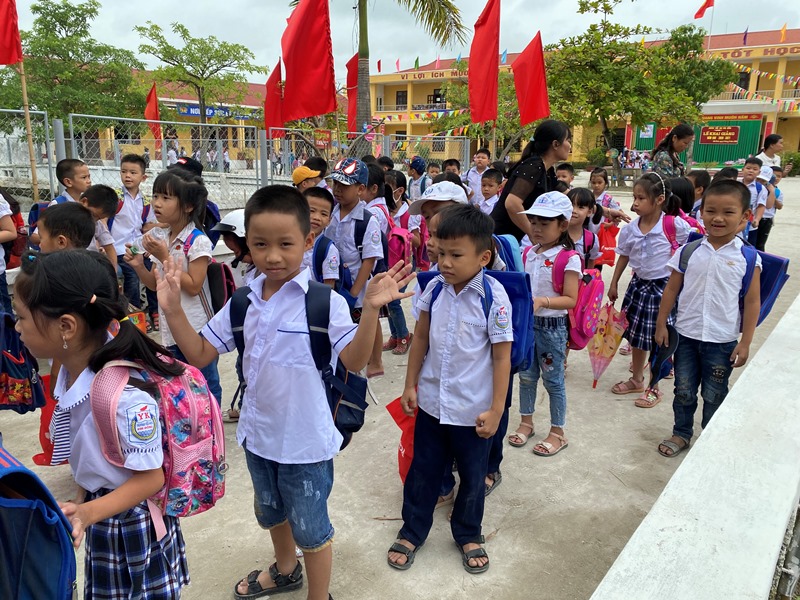 Nhiều học sinh trường tiểu học Kim Đồng (Ninh Bình) đã trở lại trường học - Hình 1