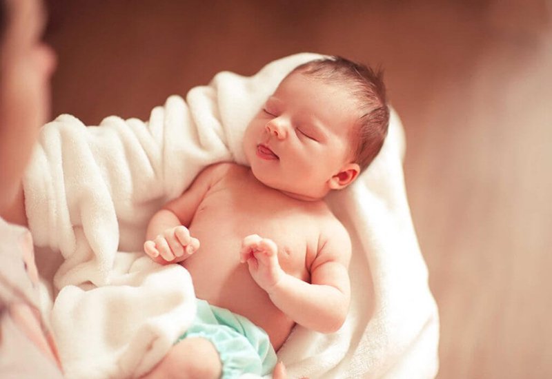 Những cách đánh thức trẻ sơ sinh dậy bú an toàn - Hình 3